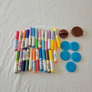 25 Crayola Wonder pens and 5 stamps